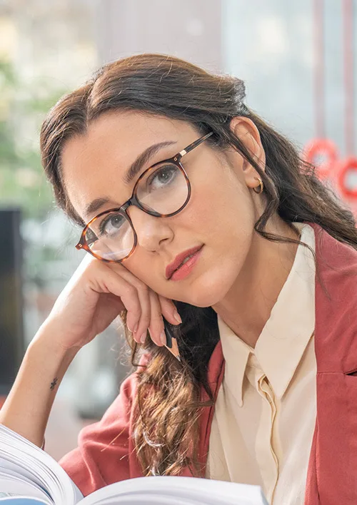 The Moleskine brand is above all the legendary notebooks that have accompanied artists, writers and the most adventurous among us in all their moments of life. They are faithful companions who have allowed generations to record and treasure their ideas and memories. Over the years, the range of Moleskine objects has expanded to include accessories, bags, smart notebooks, digital tools and timeless writing implements. In the same essence, the women's and men's frame collection embodies refinement blended with an imaginative spirit. The frames combine elements such as thin and lightweight temples or hinges, unique and discreet shapes and the best materials. Their elegance is combined with an innovative and refined style, and the result is always very light and functional. These are the ideal frames for those who shine with their imaginative spirit.